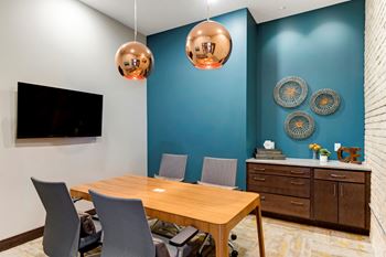 Meeting and co-working rooms